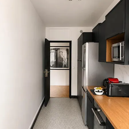 Spacious 2br Flat With Balcony In Montparnasse * Parijs