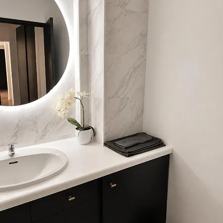 Spacious 2br Flat With Balcony In Montparnasse * Parijs